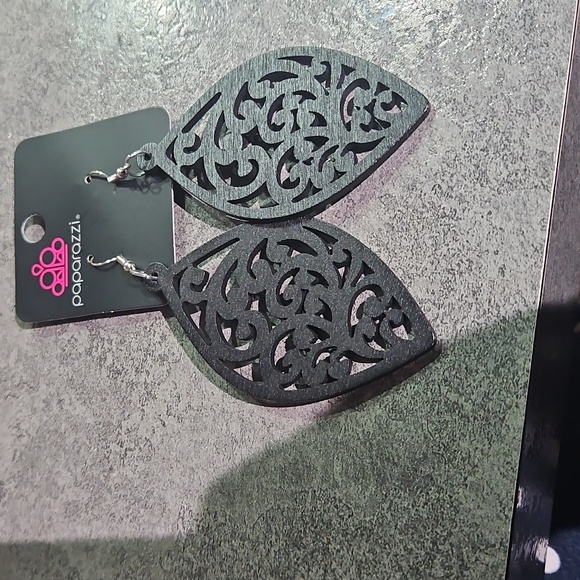 Paparazzi Intricate Black Leaf Earrings - Picture 1 of 1
